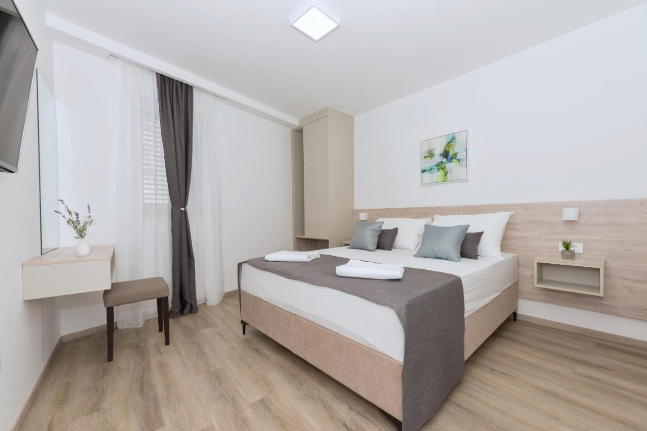 Apartments By The Sea Makarska - 19134 ภายนอก รูปภาพ