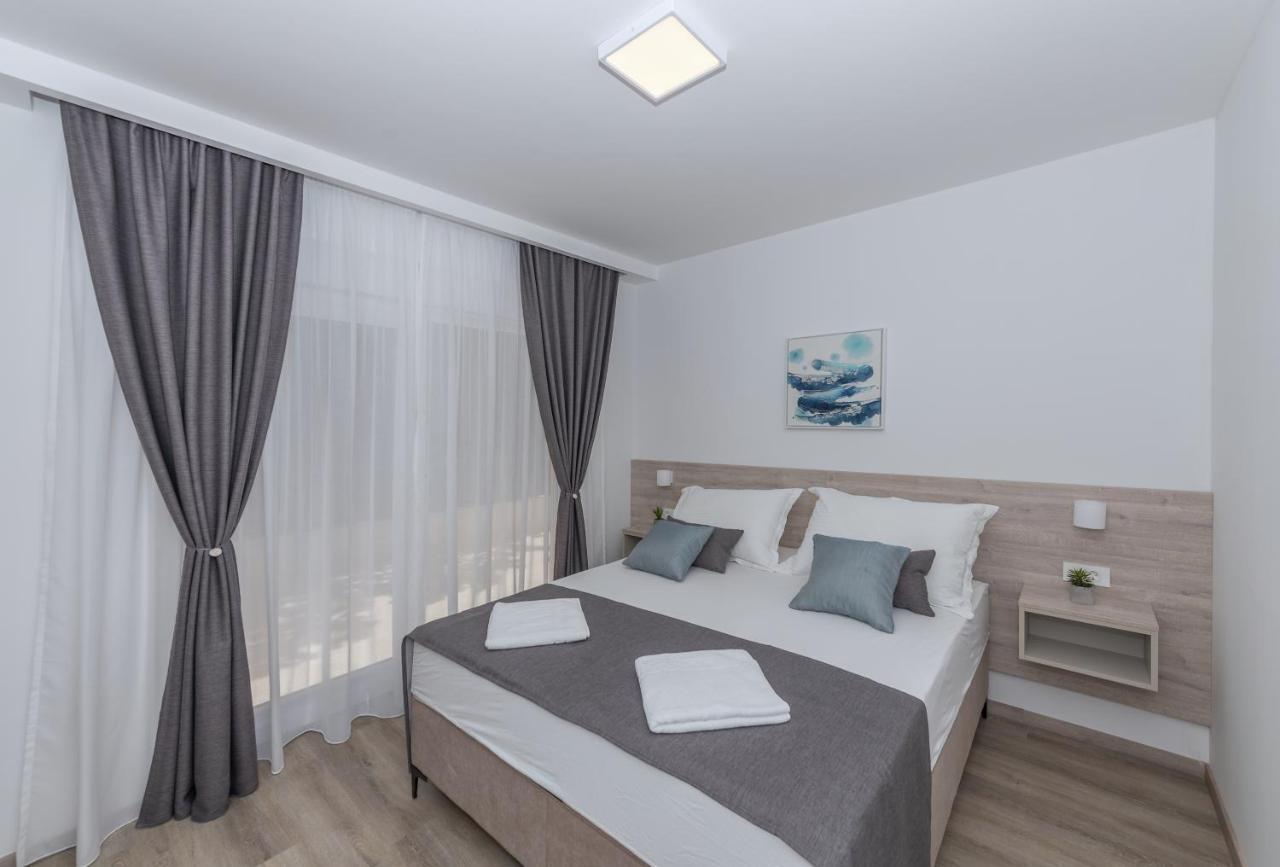 Apartments By The Sea Makarska - 19134 ภายนอก รูปภาพ